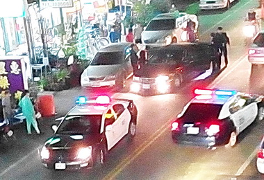毒犯撞警車撞人 警方開槍制伏(圖)