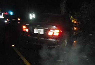 視線昏暗轎車車輪陷水溝警助排除(圖)