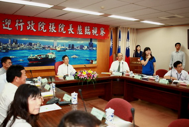 張善政訪視行政院南部中心肯定服務績效(圖)