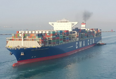 達飛巨船入港首航高雄港(圖)