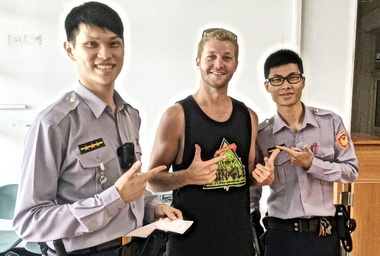美籍丹尼爾身無分文來台求助警方(圖)