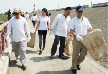 響應世界地球日光田員工捲袖淨灘(圖)