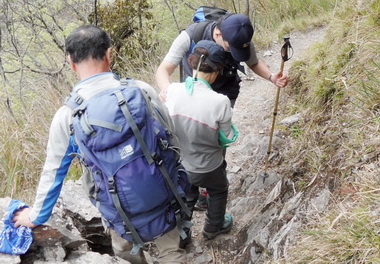 日籍女登山摔傷手 保七警察護送就醫(圖)