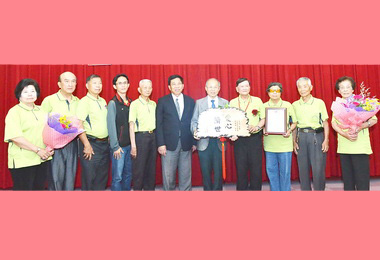 12名地方基層芳草人物省府表揚(圖)