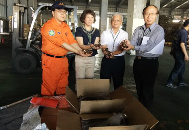 高雄關查獲逾4000公斤走私香菇(圖)