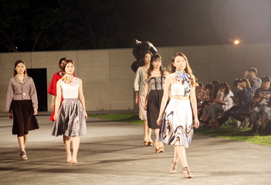 亞大星空走秀時尚結合藝術(圖)