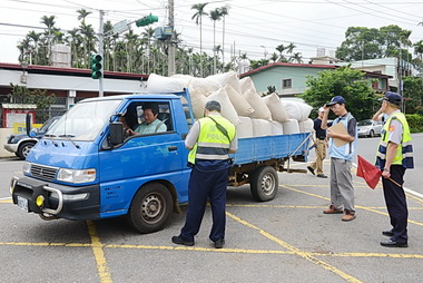 全縣滅蠅 縣府稽查違載生雞糞(圖)