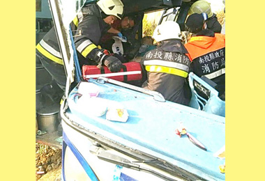 明台校車翻覆愛蘭 學生26輕重傷(圖)