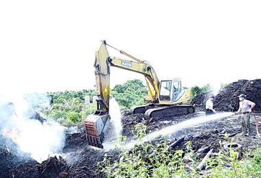 垃圾場枯木悶燒 公所緊急防火大(圖)