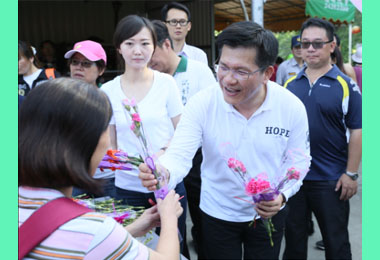 林佳龍贈康乃馨祝媽媽們母親節快樂(圖)