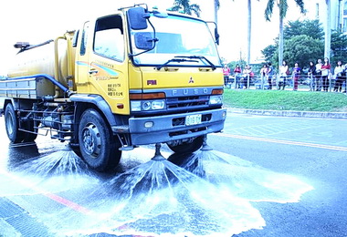 防PM2.5超標 環保局道路洗掃降塵(圖)