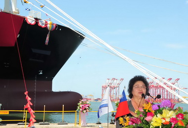 台灣造船史最大貨櫃輪命名陳菊擲瓶祝福(圖)