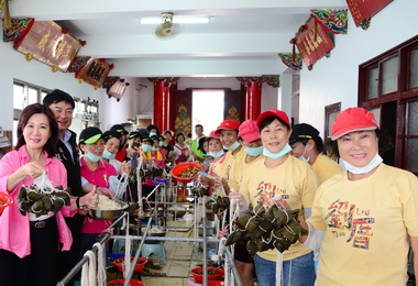 五月飄粽香張皇珍包粽做愛心(圖)