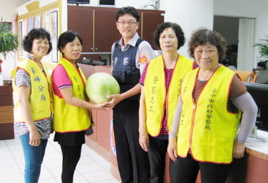 萬豐志工贈瓜伴警度佳節(圖)