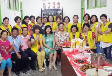 內新派出所志工發起一人一菜慶祝警察節(圖)