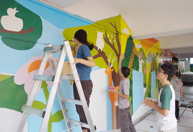 興大生聯合創作牆面彩繪走廊繽紛換新貌(圖)