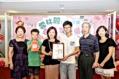 縣府表揚慈孝家庭楷模(圖)