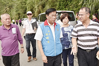 勘查杉林溪道路 林明溱：舖柏油(圖)