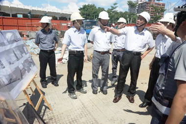 黃義佑查看行政院南部中心新建大樓(圖)