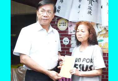 縣民溯溪身亡 林明溱前往慰問(圖)