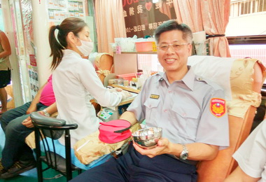 慶祝警察節霧峰分局長帶頭捐血(圖)