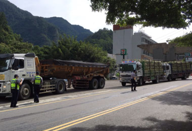 和平警設三關攔檢違規車防交通事故(圖)