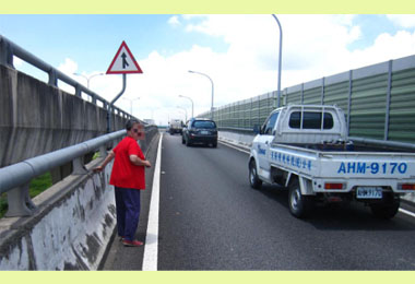 老婦誤闖快速道警即時阻止避免悲劇發生(圖)