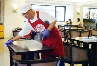 職業重建好助力 多重障礙者樂當清潔員(圖)