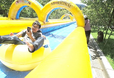 九族引進滑水道 遊客一起沖瘋(圖)