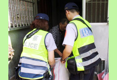 老翁昏厥路旁暖警助返家(圖)