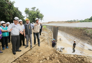 視察太平滯洪池林佳龍：解決長年淹水問題(圖)