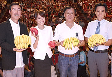 動員800人拍南投事 縣長帶香蕉慰問(圖)