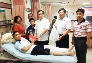 西子灣海域救溺 高雄港員警救援腿折(圖)