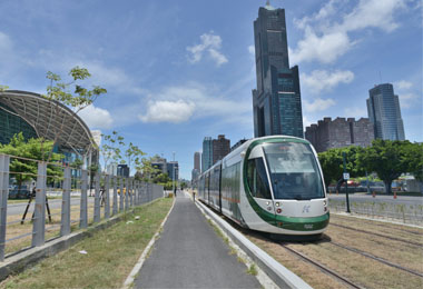 高雄輕軌新站通車 陳菊：迎接綠色運輸新里程碑(圖)