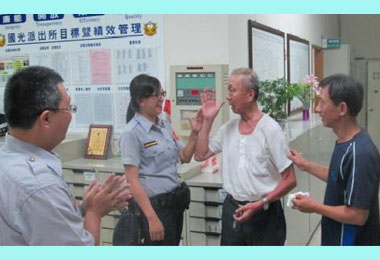 不老騎士迷航17小時 警助安全返家(圖)