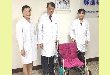熱心醫檢師罹癌病逝 同仁捐輪椅讓愛延續(圖)