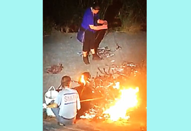 偷電纜線剝皮焚燒 警方逮個正著(圖)