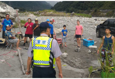 和平警勸離大甲溪危險區域(圖)