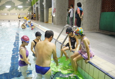 游泳夏令營開跑  大學生樂當助教(圖)
