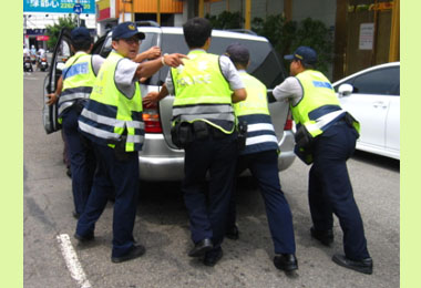 男子車子拋錨求助家人被當詐騙集團(圖)