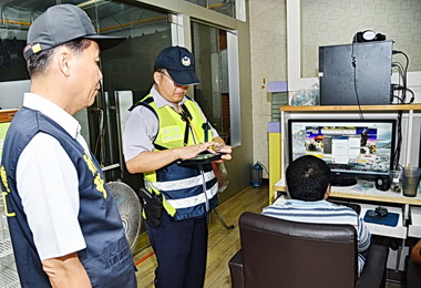 青春專案開跑 縣長率隊稽查網咖(圖)