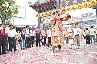 惠德宮遶境 縣長祈求合境平安(圖)