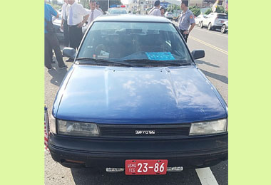 掛紅車牌遊行 警方開單被令解散(圖)