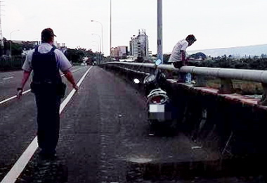 男子跨坐烏溪橋尋短員警一把抱離鬼門關(圖)