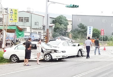 東草屯交流道車禍二死二傷(圖)