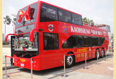 全國首輛開頂雙層觀光巴士正式亮相(圖)