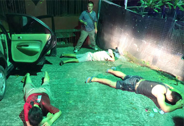 毒品嫌犯沿路丟毒品 警方照逮(圖)