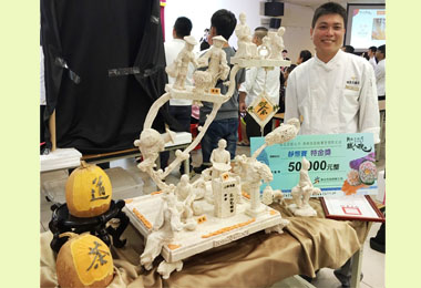 苦練15年 鐘坤賜勇奪果雕賽冠軍(圖)