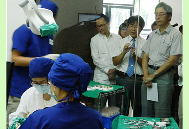 生策會長張善政參訪高雄牙根生技廠(圖)