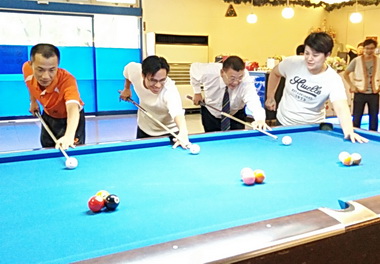 原民青年體驗撞球運動(圖)